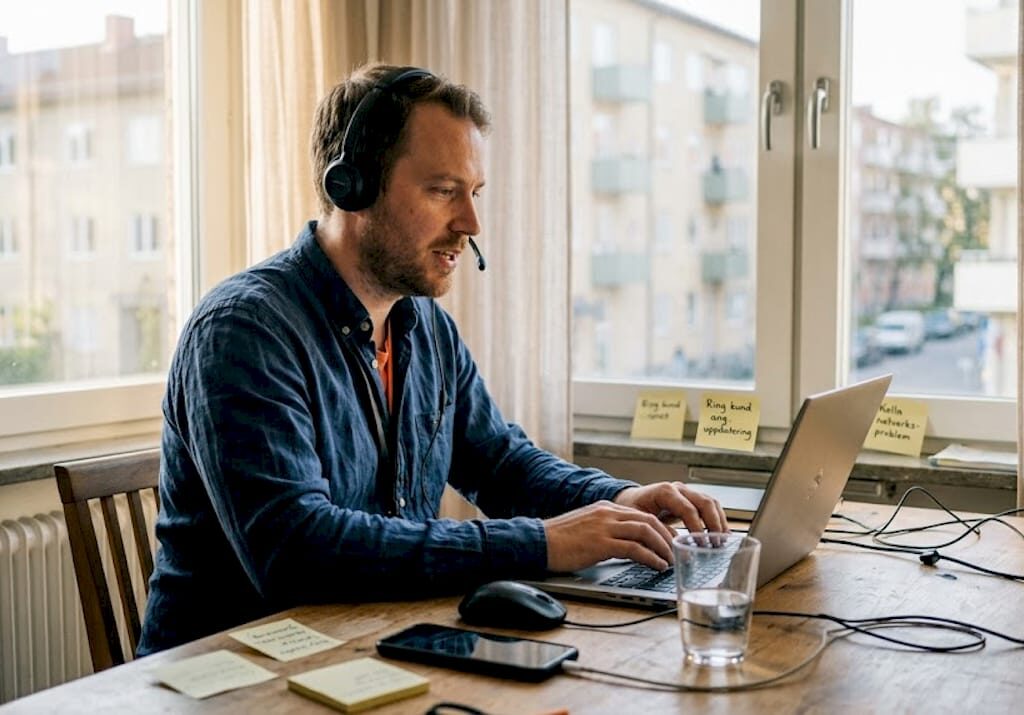 IT-supporttekniker som hjälper användare på distans