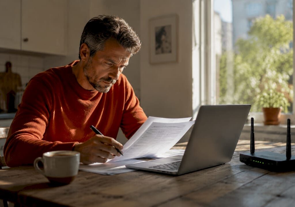 Man går igenom IT-utrustningen på kontoret för att se vad som finns och vad som behöver uppdateras.