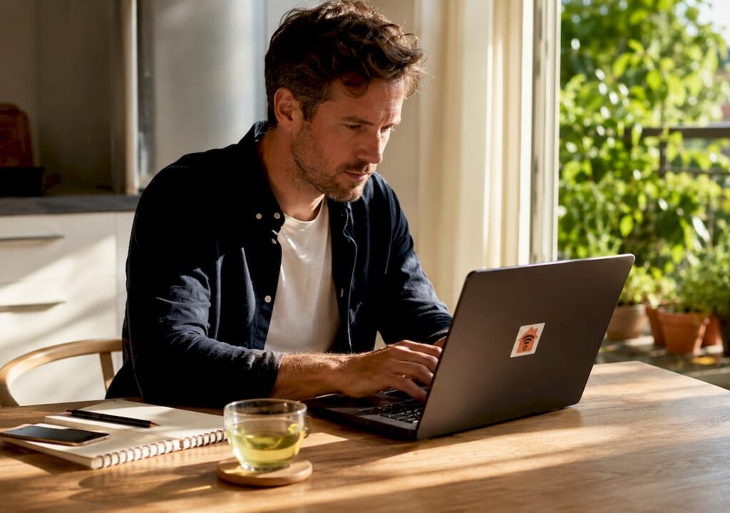 Person som surfar hemma med VPN på datorn