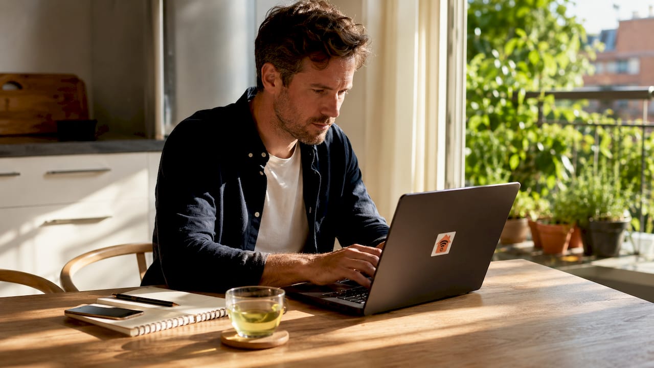 Person som surfar hemma med VPN på datorn