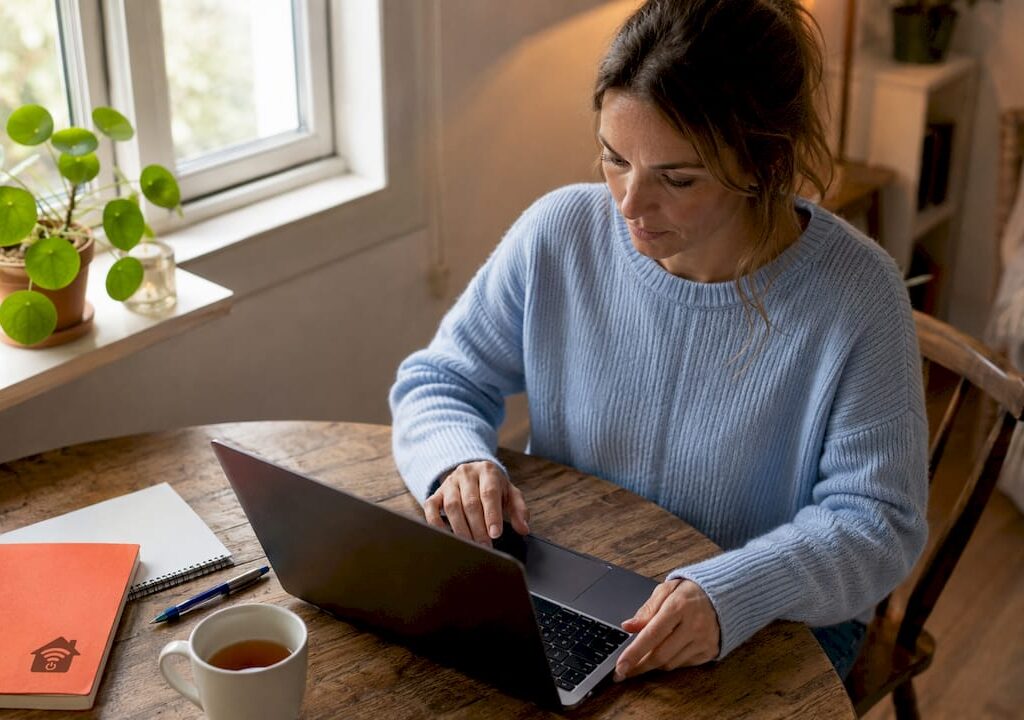 En person försöker lösa ljudproblem vid sin dator hemma.