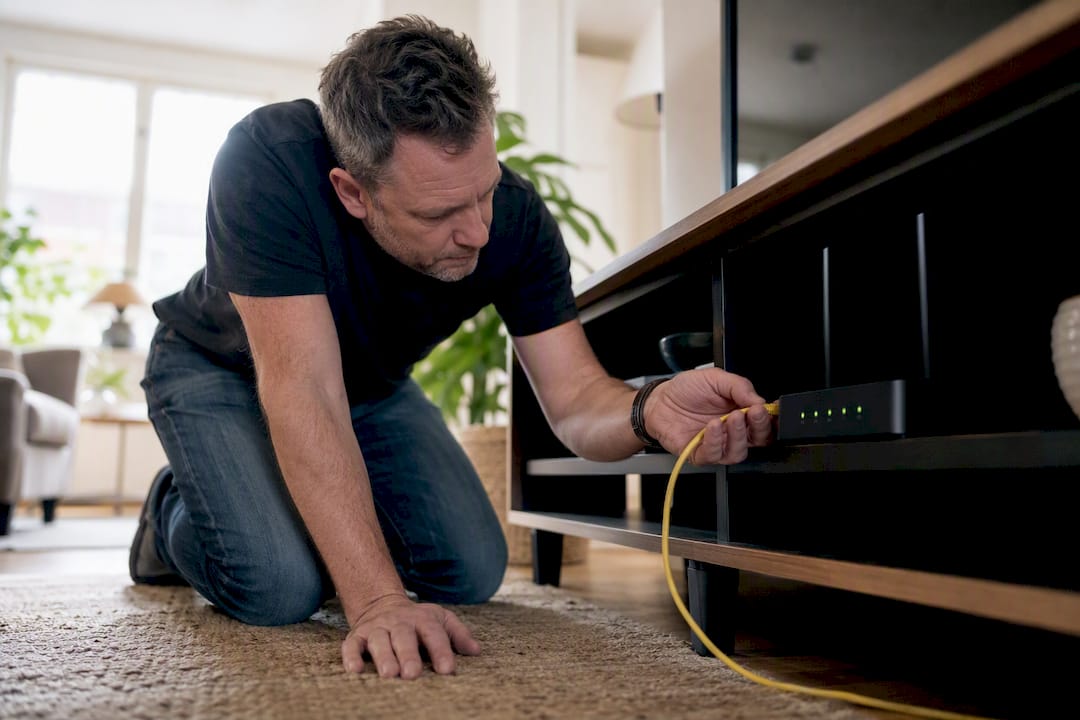 Så kopplar du in din router och modem med kablar hemma