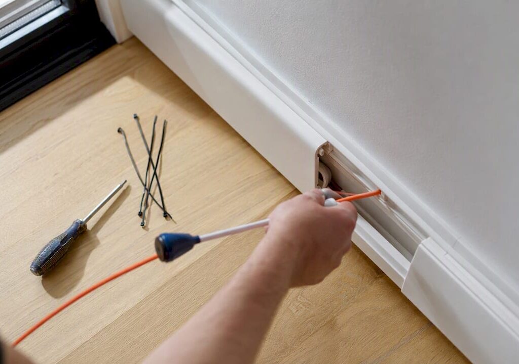 Dra nätverkskabel genom kabelrör för hand