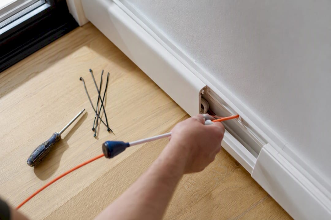 Dra nätverkskabel genom kabelrör för hand