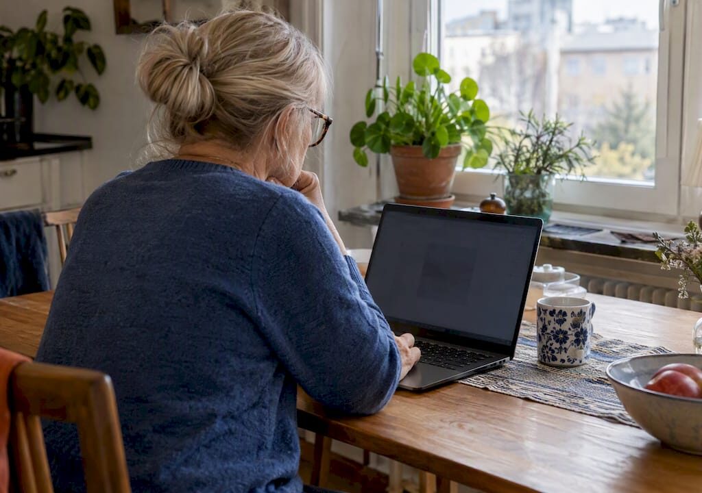 En kvinna kollar sin OneDrive på laptopen