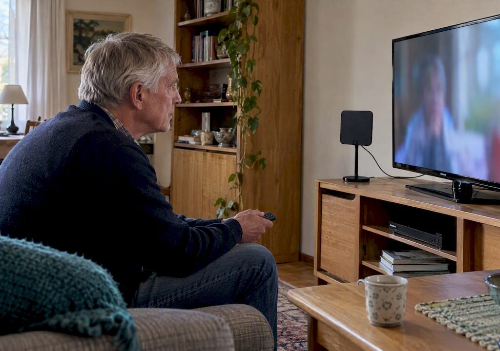 En person tittar på tv med en inomhusantenn